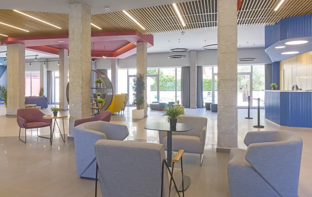 El nuevo hall de la residencia con la zona de estar y la recepción