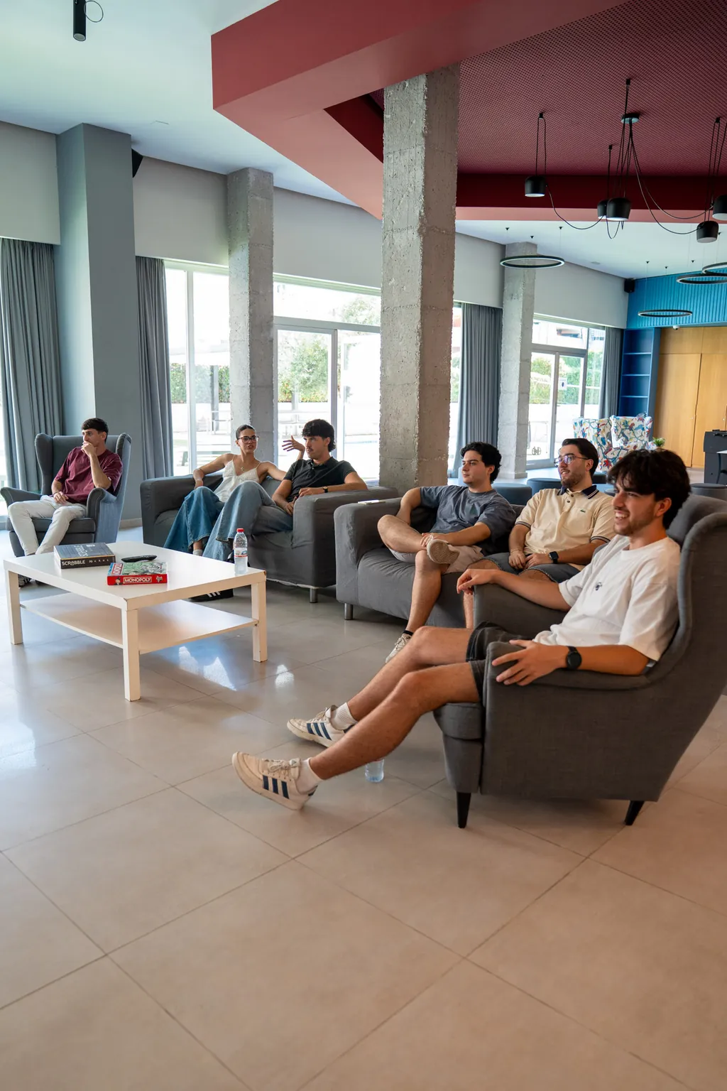 Residentes viendo una película juntos en los sofás del salón