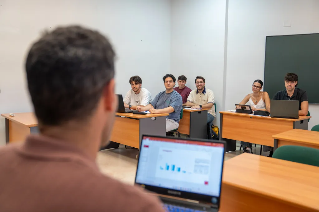 Estudiantes con portátiles atendiendo en una sala del centro de estudios de la residencia