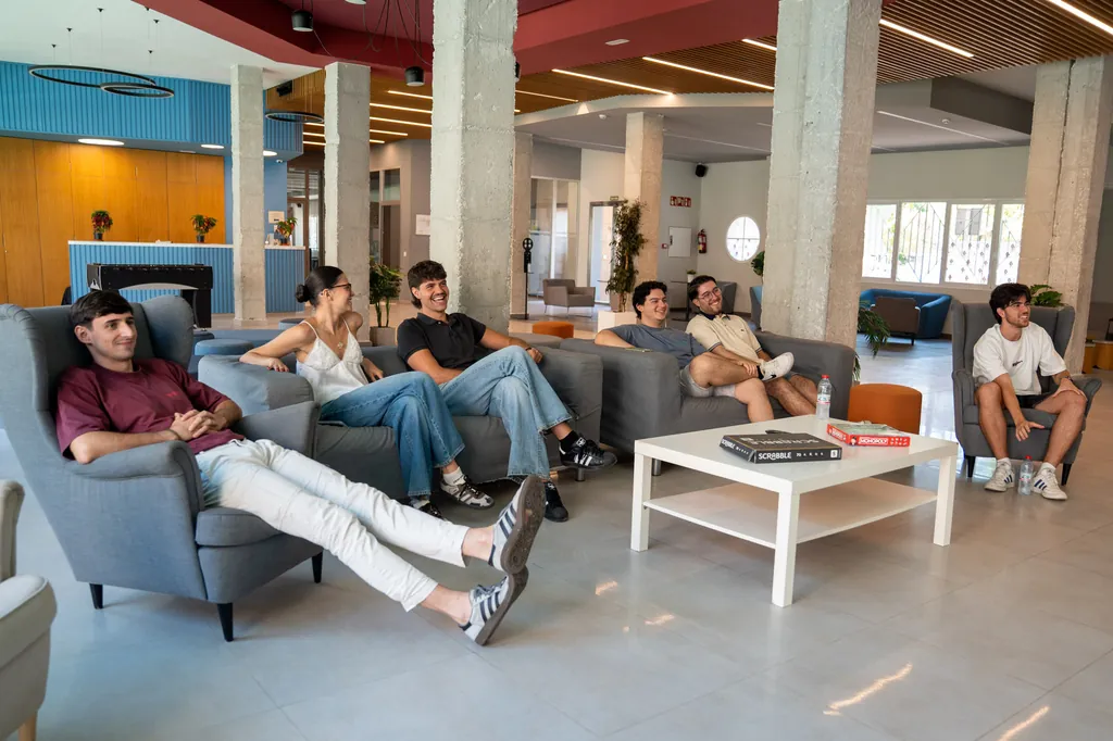 Grupo de jóvenes en una visita cultural de un programa de la RUT