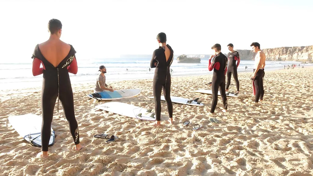 Grupo de la RUT haciendo surf en una playa de la Costa del Sol
