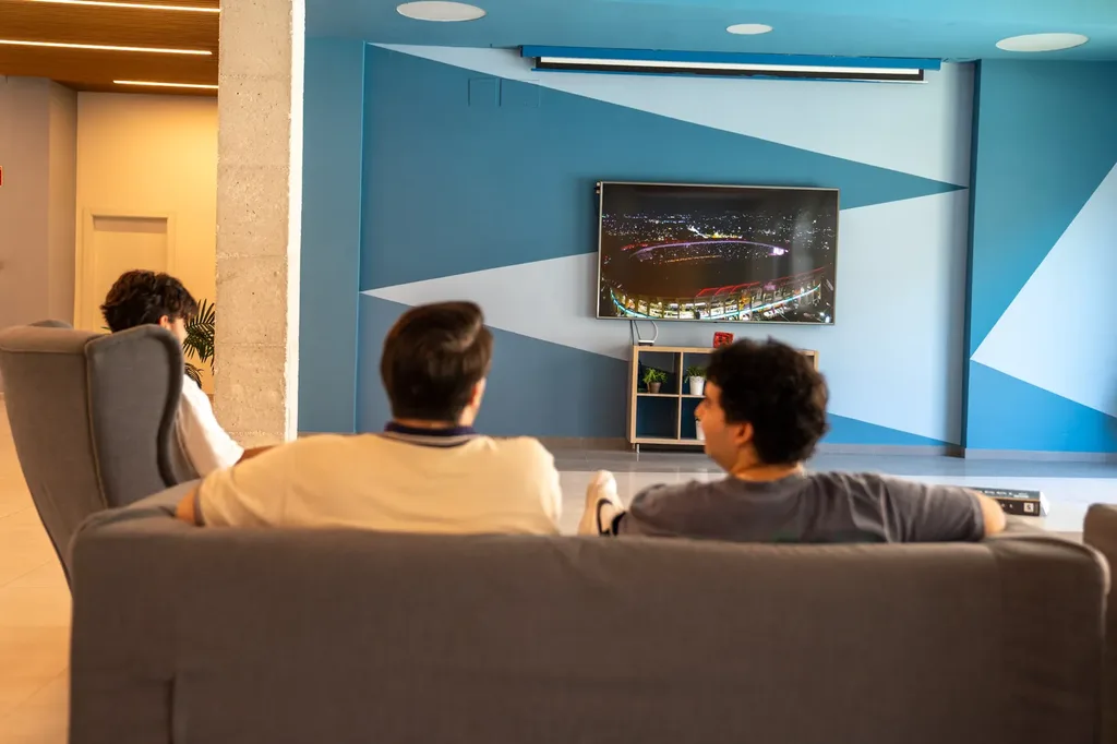 Estudiantes viendo la televisión en el salón común