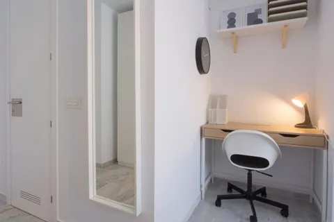 Habitación doble con dos camas y escritorios